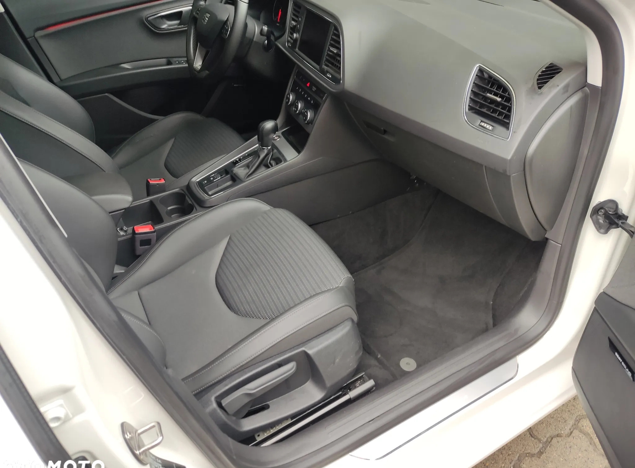 Seat Leon cena 69900 przebieg: 72000, rok produkcji 2018 z Warszawa małe 154